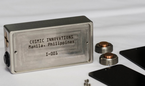 Монолитный батарейный Block от Cosmic Innovations.