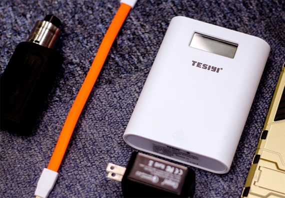 Tesiyi T4 Smart Digital Charger - компактное и удобное зарядное устройство нп 4 аккумулятора
