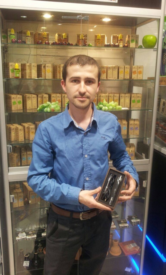 Евгений - один из победителей первого розыгрыша и счастливый обладатель брендовой сигареты Нектар