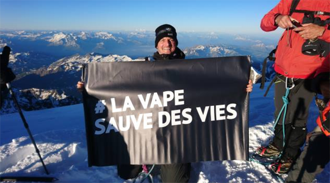Новость дня. Альпинист фотографируется с баннером в поддержку вэйпинга, покоряя новые вершины