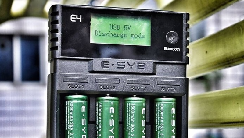 Неплохое зарядное устройство на 4 слота с Bluetooth и приложением на телефон. (ESYB E4)