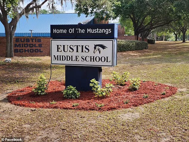 Учительница из Флориды арестована после того, как дала ученице покурить свой вейп