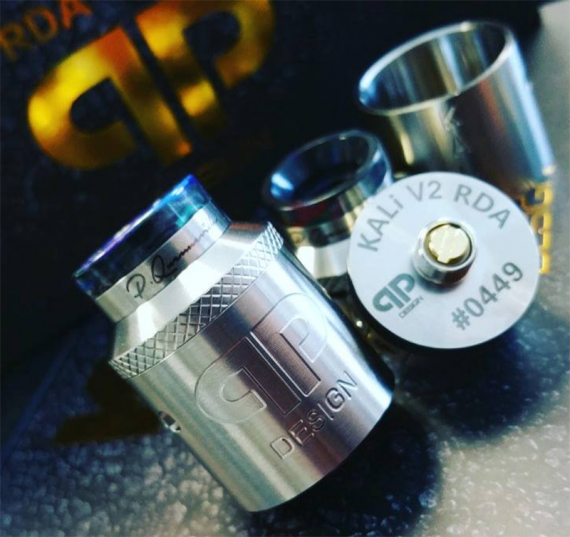 Kali V2 RDA/RSA Master Kit от канадской компании QP Design. Огромный выбор кэпов и еще немножко вкусностей