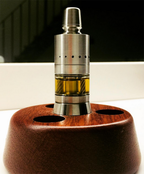 Vampire V2 Atomizer from Oxygene Mods.  Familiar genesis, by old standards