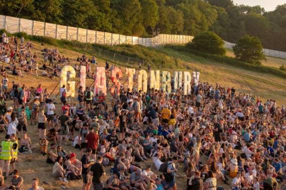 Организаторы Glastonbury просят посетителей фестиваля не брать с собой одноразки